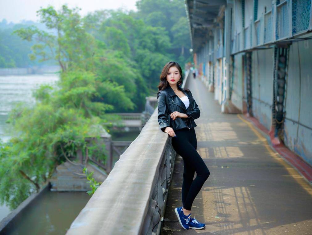 女性优雅气质彰显职场率性干练的气场AG真人平台app尖头高跟鞋穿出(图7)