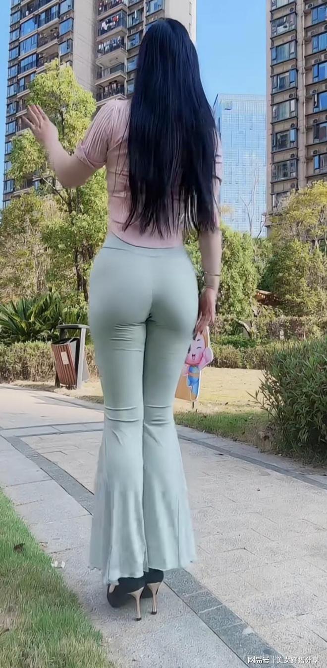 阿姨必备的减龄穿搭AG真人app老(图3)